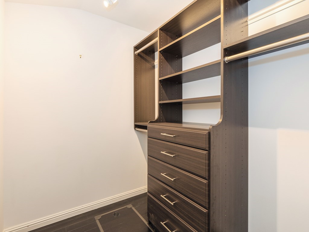 049_Closet