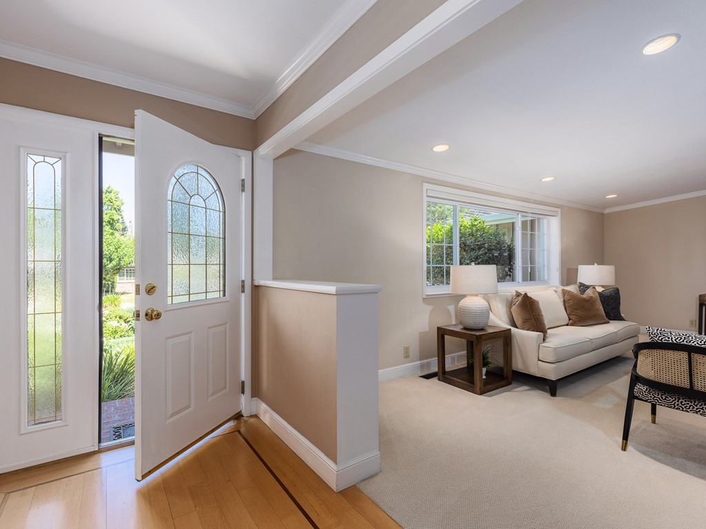 002_Foyer-Living Room